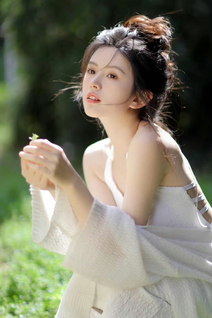 通过一玻璃黑暗地 封面